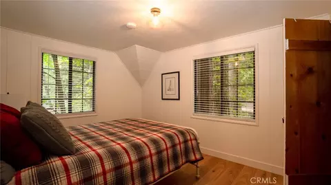 Bedroom - 27820 Rainbow Dr, Lake Arrowhead, CA 92352 photo 5 of 6