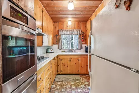Kitchen - 404 Hillside, Lake Arrowhead, CA 92352 photo 1 of 3