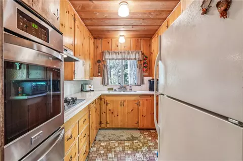 Kitchen - 404 Hillside, Lake Arrowhead, CA 92352 photo 1 of 3