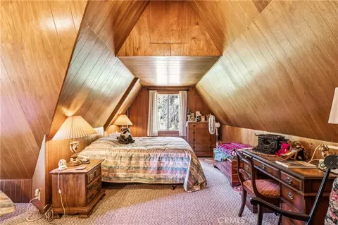 Bedroom - 404 Hillside, Lake Arrowhead, CA 92352 photo 2 of 4