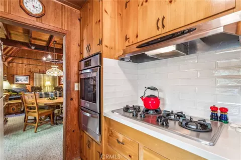 Kitchen - 404 Hillside, Lake Arrowhead, CA 92352 photo 2 of 3