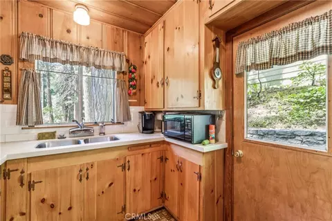 Kitchen - 404 Hillside, Lake Arrowhead, CA 92352 photo 3 of 3