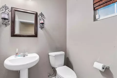 Bath - 1474 Albillo Loop, Perris, CA 92571 photo 1 of 2
