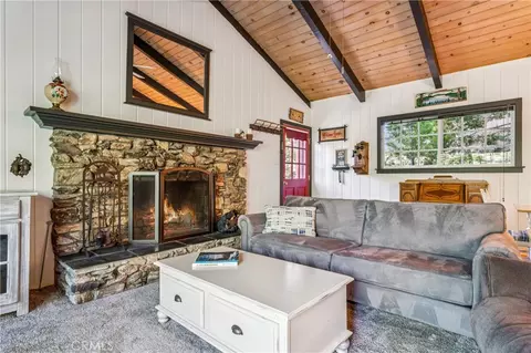 Living - 29029 Alder Ter, Cedar Glen, CA 92321 photo 4 of 4