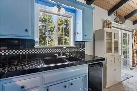 Kitchen - 29029 Alder Ter, Cedar Glen, CA 92321 photo 3 of 3