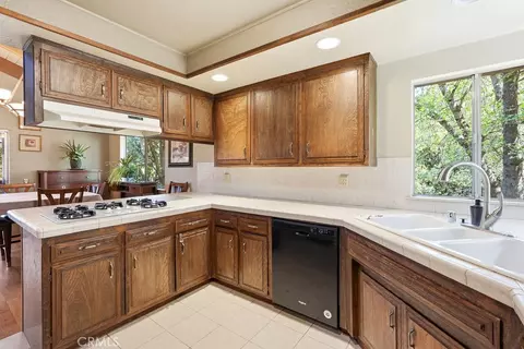 Kitchen - 320 Delle, Crestline, CA 92325 photo 2 of 4