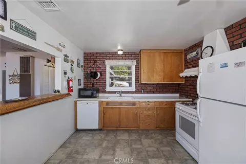Kitchen - 39605 Lake, Big Bear Lake, CA 92315 photo 2 of 4