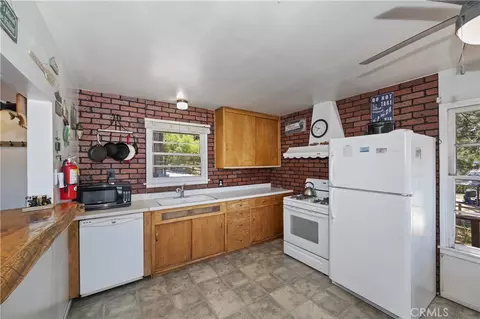 Kitchen - 39605 Lake, Big Bear Lake, CA 92315 photo 1 of 4