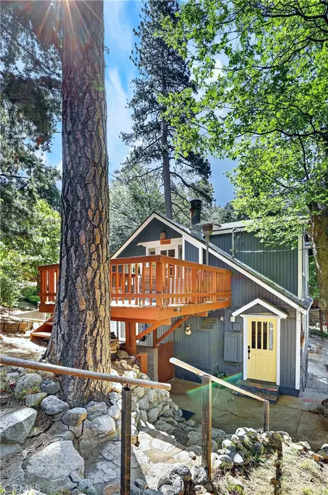 605 Pyramid Dr, Crestline, CA 92325