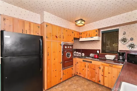 Kitchen - 157 Bret Harte Rd, Lake Arrowhead, CA 92352 photo 4 of 4