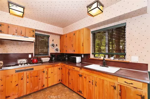 Kitchen - 157 Bret Harte Rd, Lake Arrowhead, CA 92352 photo 3 of 4
