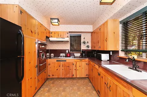 Kitchen - 157 Bret Harte Rd, Lake Arrowhead, CA 92352 photo 1 of 4