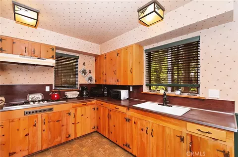 Kitchen - 157 Bret Harte Rd, Lake Arrowhead, CA 92352 photo 2 of 4