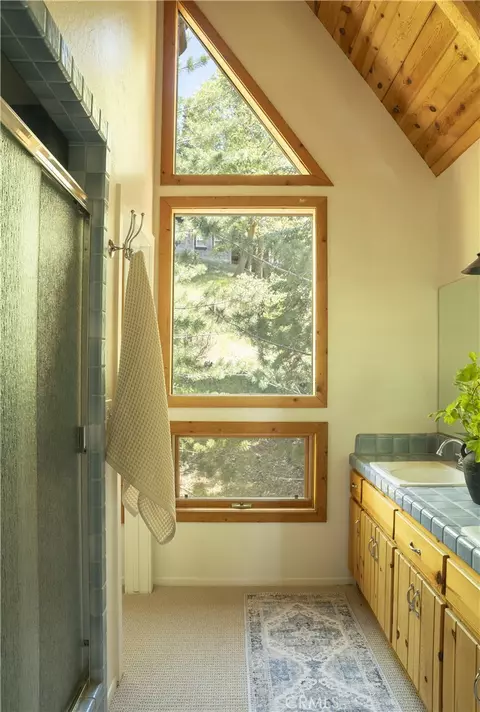 Bath - 28963 Quail Run Dr, Lake Arrowhead, CA 92352 photo 4 of 5
