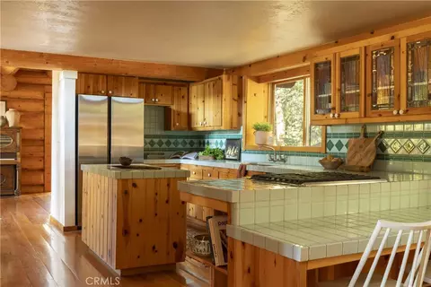 Kitchen - 28963 Quail Run Dr, Lake Arrowhead, CA 92352 photo 2 of 2