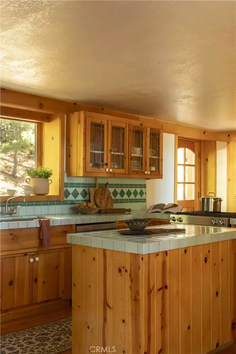 Kitchen - 28963 Quail Run Dr, Lake Arrowhead, CA 92352 photo 1 of 2