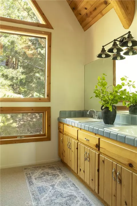 Bath - 28963 Quail Run Dr, Lake Arrowhead, CA 92352 photo 3 of 5