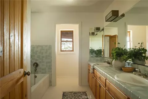 Bath - 28963 Quail Run Dr, Lake Arrowhead, CA 92352 photo 5 of 5