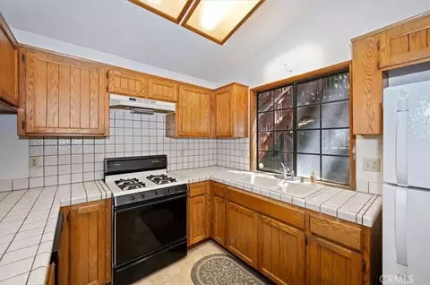 Kitchen - 955 Coulter Pne, Crestline, CA 92325 photo 4 of 6