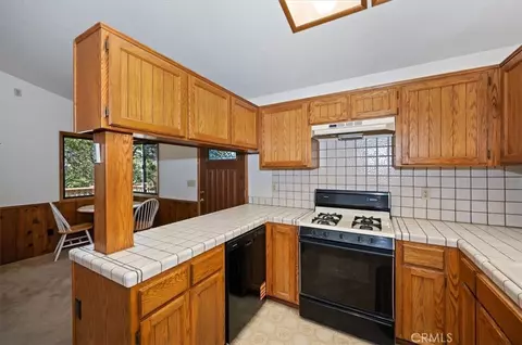 Kitchen - 955 Coulter Pne, Crestline, CA 92325 photo 6 of 6