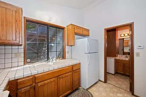 Kitchen - 955 Coulter Pne, Crestline, CA 92325 photo 5 of 6