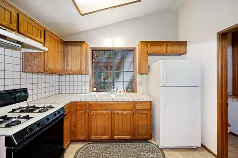 Kitchen - 955 Coulter Pne, Crestline, CA 92325 photo 2 of 6