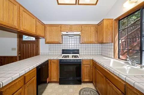 Kitchen - 955 Coulter Pne, Crestline, CA 92325 photo 3 of 6