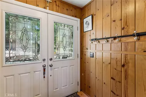 Entry Way - 582 Grass Valley Ct, Lake Arrowhead, CA 92352 photo 1 of 2