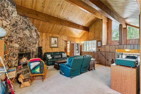 Living - 582 Grass Valley Ct, Lake Arrowhead, CA 92352 photo 3 of 5