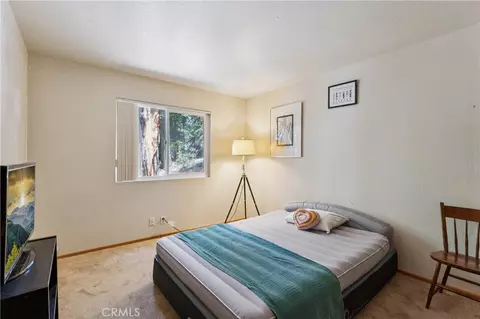 Bedroom - 582 Grass Valley Ct, Lake Arrowhead, CA 92352 photo 3 of 6