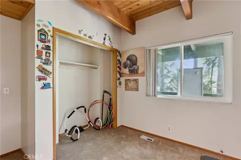 Bedroom - 582 Grass Valley Ct, Lake Arrowhead, CA 92352 photo 5 of 6