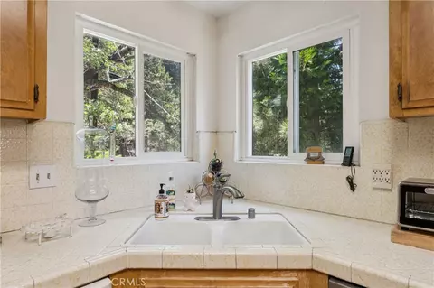 Kitchen - 582 Grass Valley Ct, Lake Arrowhead, CA 92352 photo 2 of 3