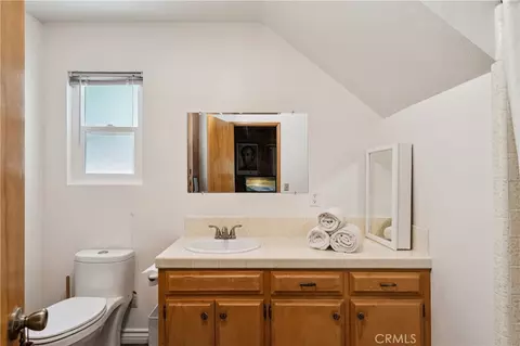 Bath - 582 Grass Valley Ct, Lake Arrowhead, CA 92352 photo 3 of 4