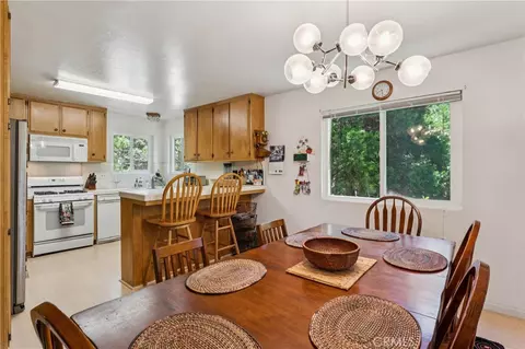 Dining - 582 Grass Valley Ct, Lake Arrowhead, CA 92352 photo 2 of 3