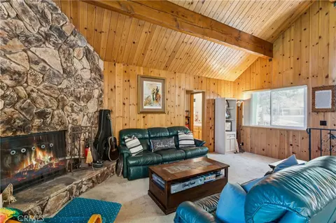 Living - 582 Grass Valley Ct, Lake Arrowhead, CA 92352 photo 2 of 5