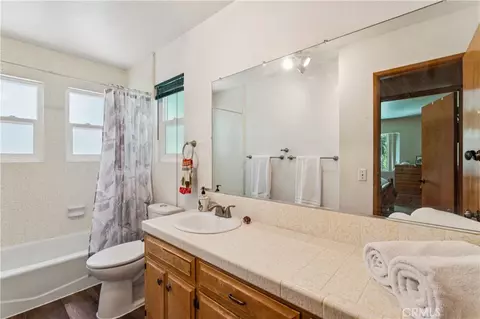 Bath - 582 Grass Valley Ct, Lake Arrowhead, CA 92352 photo 1 of 4