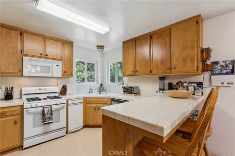 Kitchen - 582 Grass Valley Ct, Lake Arrowhead, CA 92352 photo 1 of 3