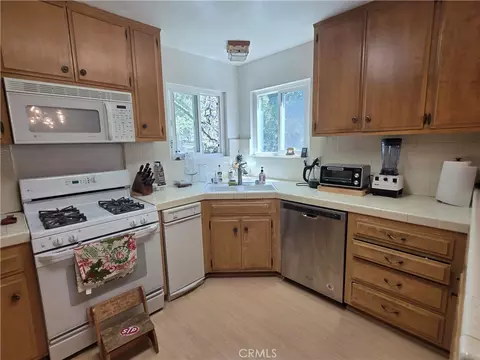 582 Grass Valley Ct, Lake Arrowhead, CA 92352 photo 3