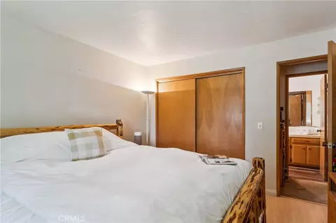 Bedroom - 582 Grass Valley Ct, Lake Arrowhead, CA 92352 photo 2 of 6
