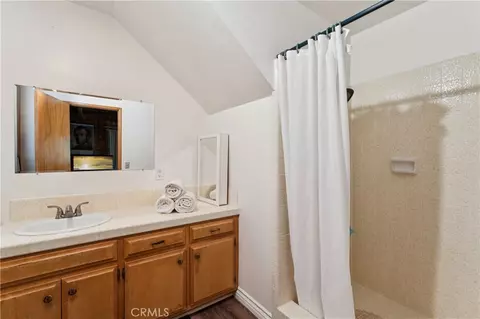 Bath - 582 Grass Valley Ct, Lake Arrowhead, CA 92352 photo 4 of 4