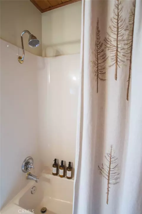 Bath - 349 Castle Gate, Lake Arrowhead, CA 92352 photo 2 of 6