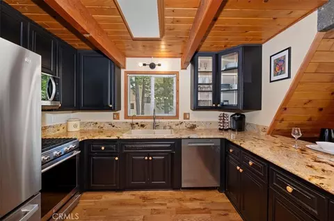 Kitchen - 349 Castle Gate, Lake Arrowhead, CA 92352 photo 1 of 4