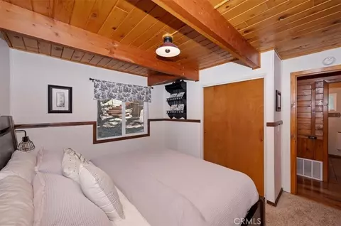 Bedroom - 349 Castle Gate, Lake Arrowhead, CA 92352 photo 11 of 12