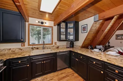 Kitchen - 349 Castle Gate, Lake Arrowhead, CA 92352 photo 3 of 4