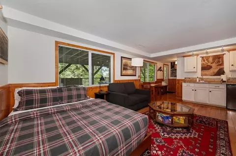Bedroom - 349 Castle Gate, Lake Arrowhead, CA 92352 photo 6 of 11