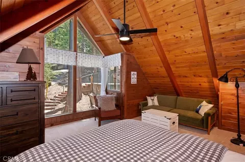 Bedroom - 349 Castle Gate, Lake Arrowhead, CA 92352 photo 4 of 11