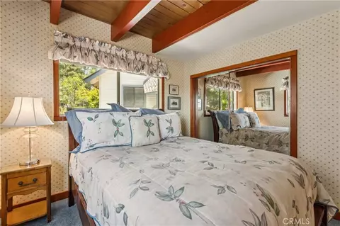 Bedroom - 1369 Yellowstone, Lake Arrowhead, CA 92352 photo 2 of 10