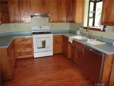 Kitchen - 21531 Sawpit Canyon Rd, Cedarpines Park, CA 92322 photo 1 of 3