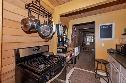Kitchen - 756 Cedar, Sugarloaf, CA 92386 photo 4 of 4