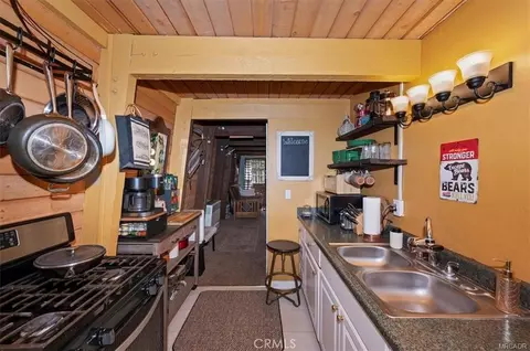 Kitchen - 756 Cedar, Sugarloaf, CA 92386 photo 3 of 4